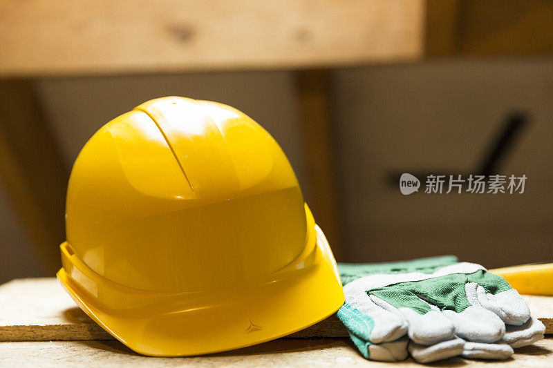 阁楼改造工地工作面戴黄色安全帽和手套