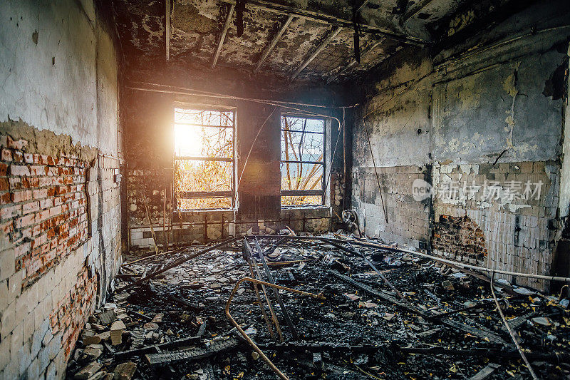 工厂火灾后，工业大厅内部被烧毁