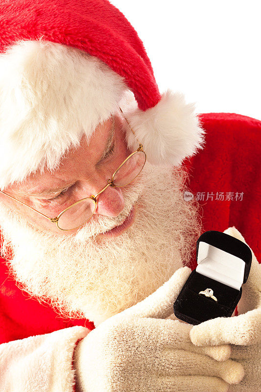 圣诞老人与圣诞钻戒订婚礼物的白色背景