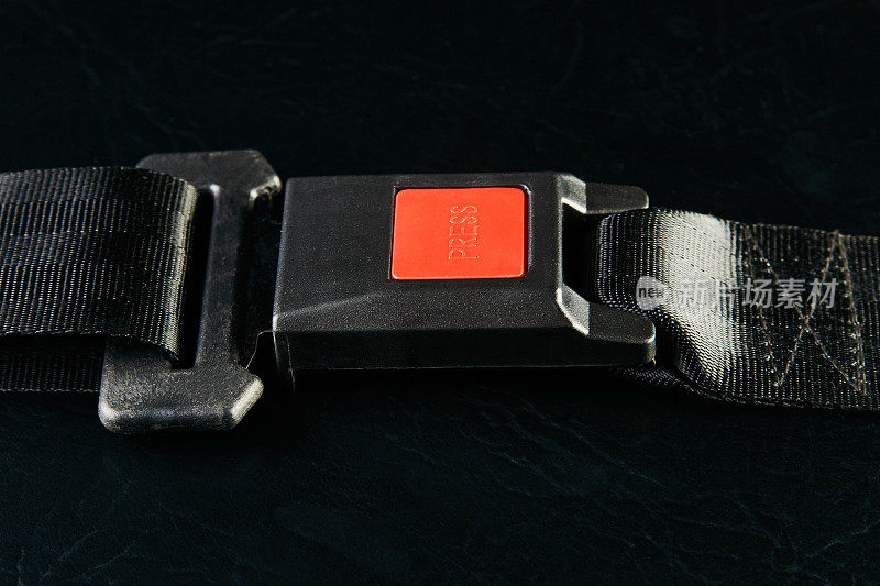 系安全带的黑色皮革背景，特写。安全