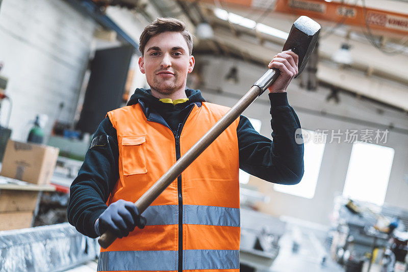 年轻的男工程师在建筑工地微笑