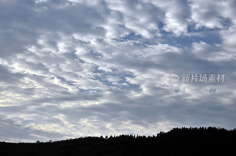 夕阳中的龙泉山