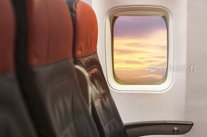 乘飞机旅行，透过飞机窗口欣赏美丽的日出和鸟瞰