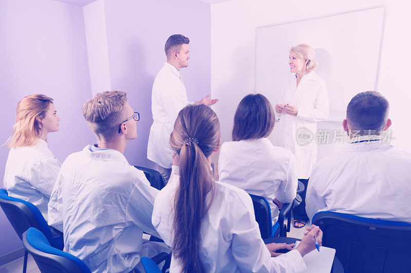 自信的男医科学生与老师交谈