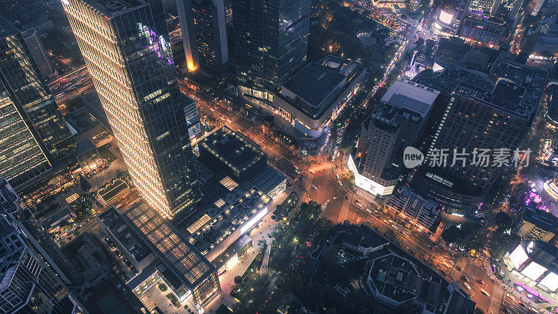中国上海南京路商务区夜间鸟瞰图