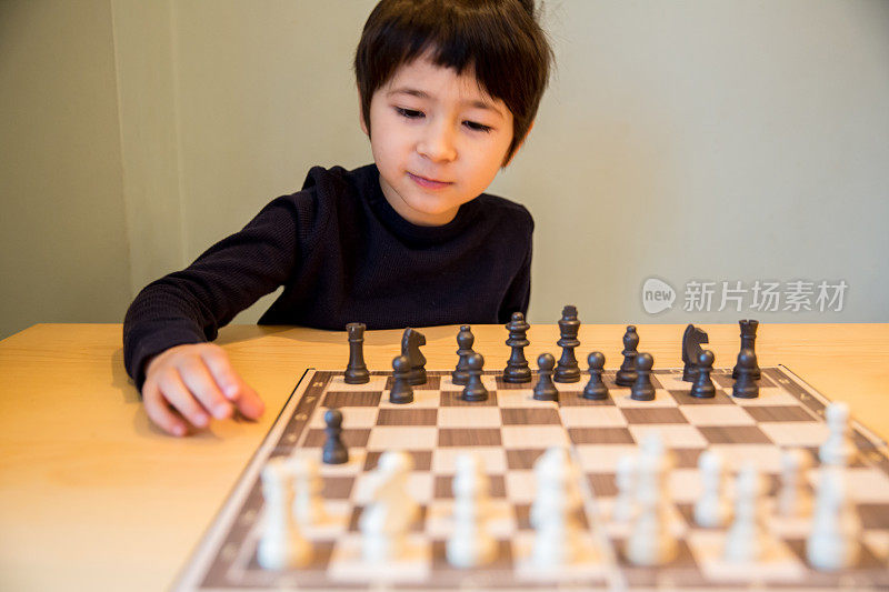 小男孩在下棋