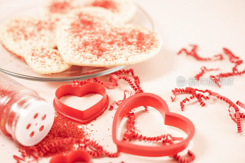 情人节小甜饼和有红色点缀的糕点切割机。