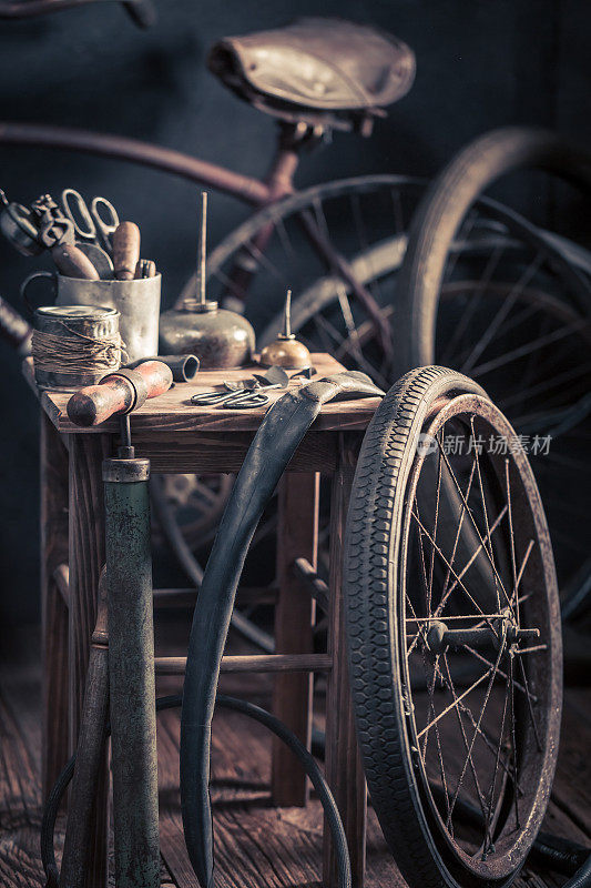 有轮子、工具和橡胶补丁的老式自行车修理厂