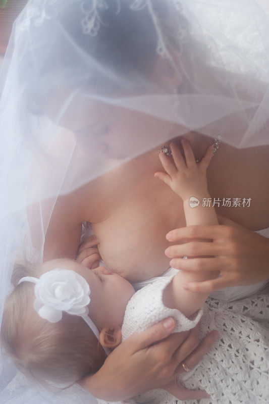 母亲母乳喂养宝宝，效果柔和
