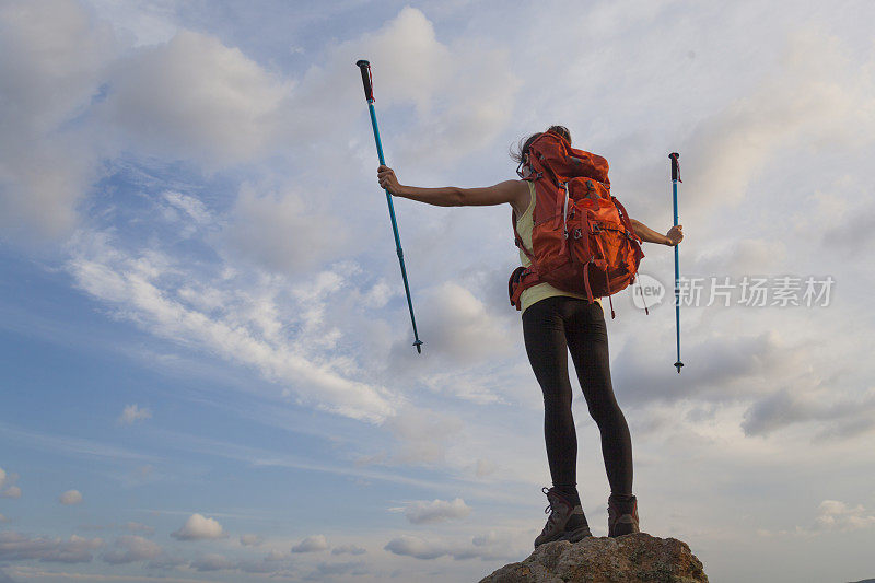 成功女性背包客在山顶欣赏风景