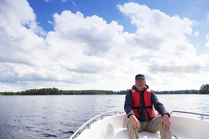 老年人在世界上:白人老年人享受在瑞典的摩托艇旅行