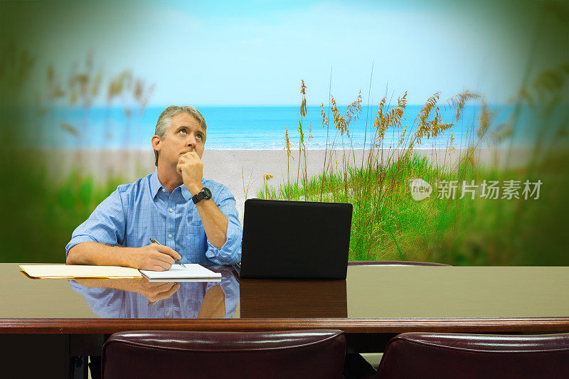 一个男人在工作中幻想着美丽宁静的海滩度假