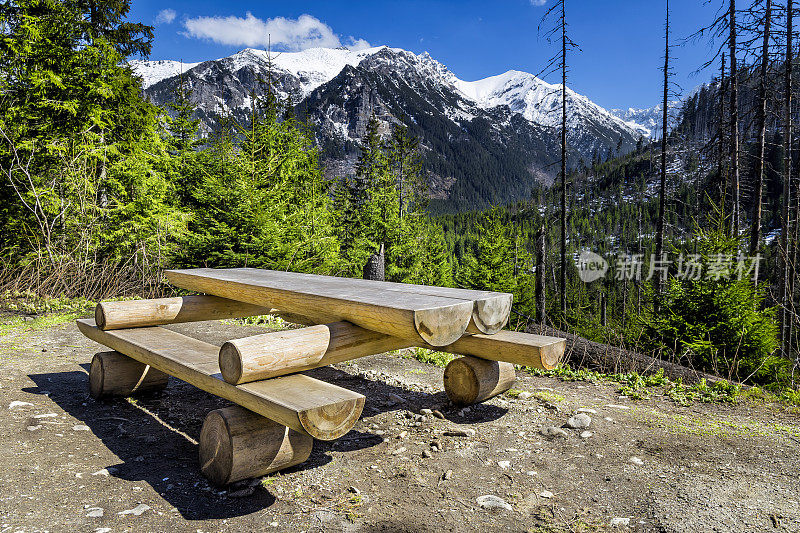 波兰塔特拉山脉，前往莫尔斯基奥科湖途中的野餐桌