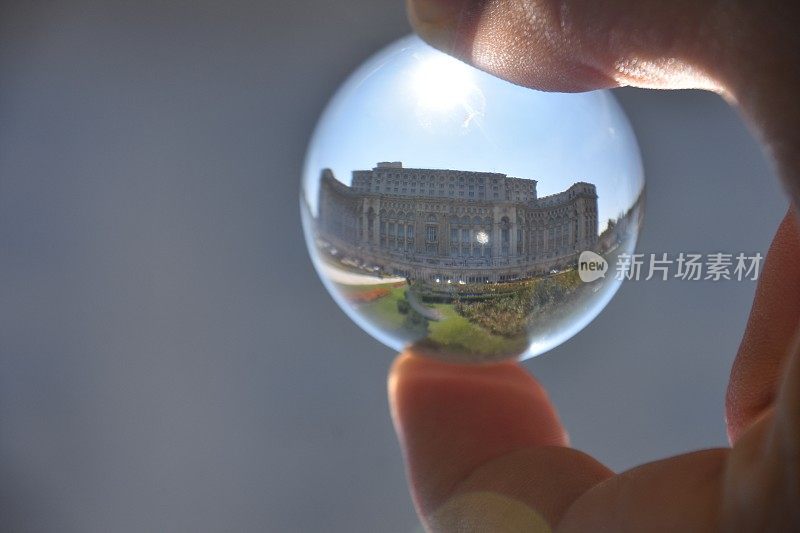 齐奥塞斯库的宫殿透过水晶球