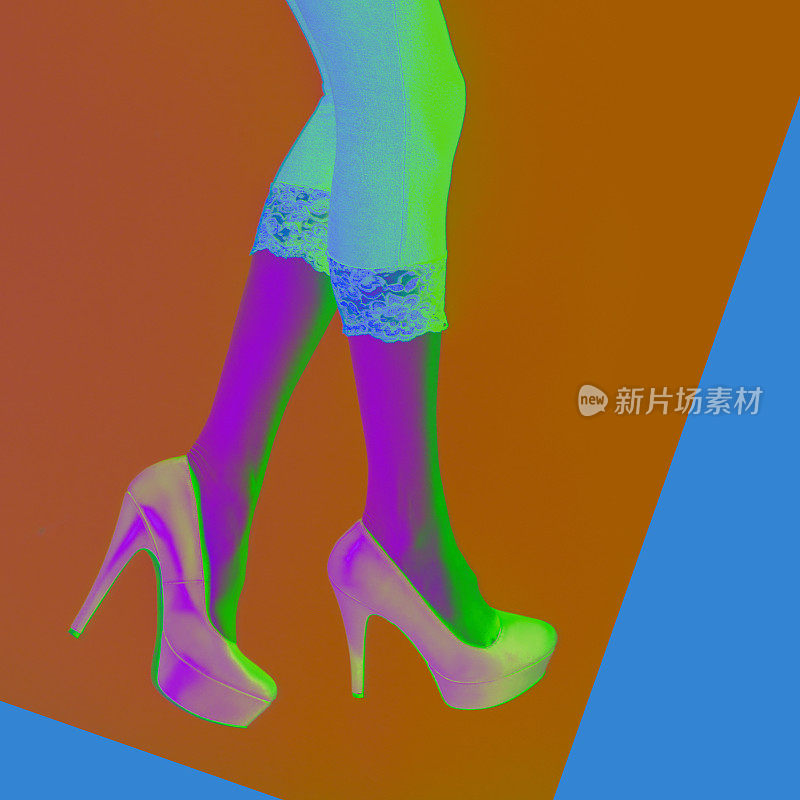 图片与glitch效应性感女性的腿穿着夏天的高跟鞋