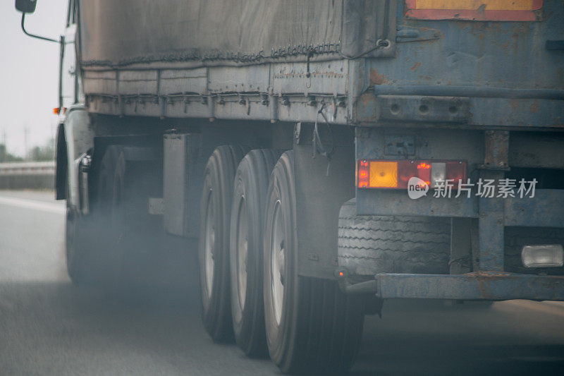 道路上卡车和汽车的排气管造成的空气污染