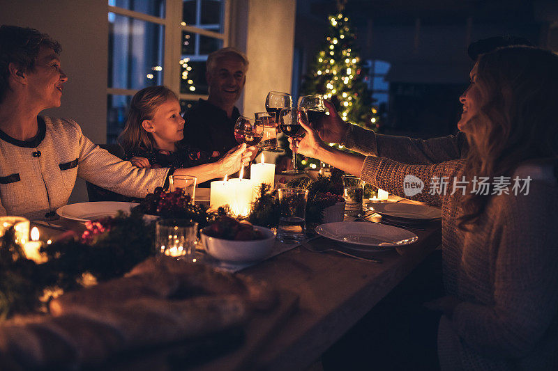 快乐的大家庭在家里吃圣诞晚餐