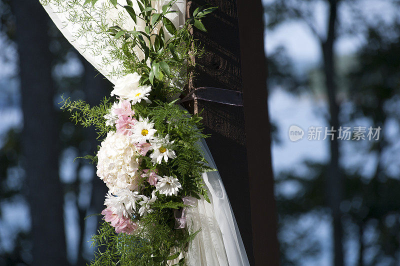 白色帷幔与花附加的婚礼