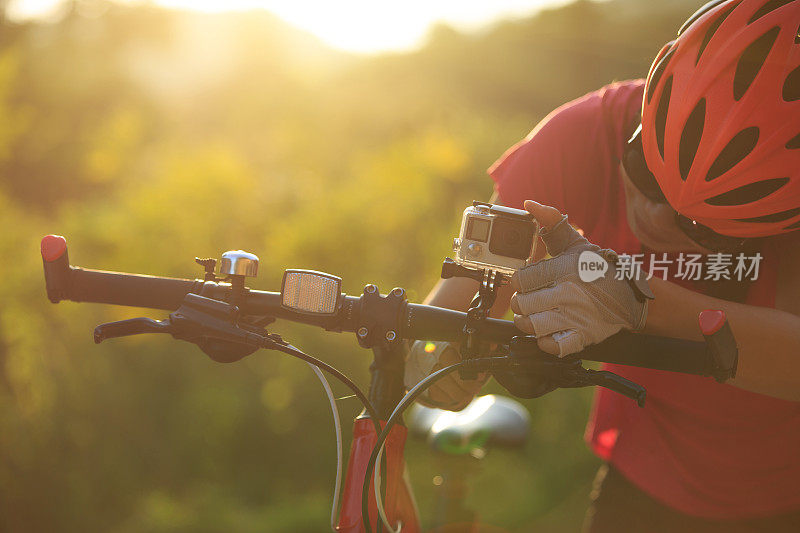 骑自行车的人在山地车上安装动作摄影机