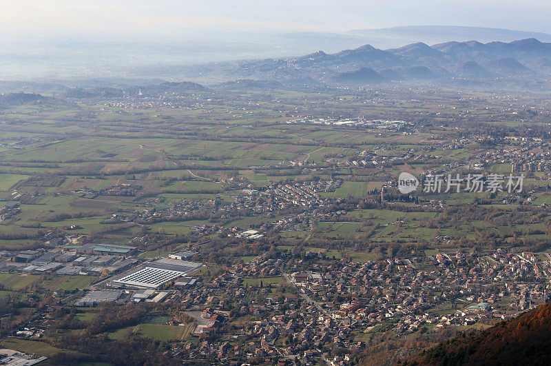 意大利平原上一座城市的全景鸟瞰图