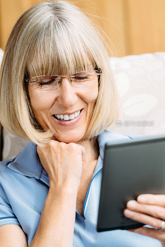 老年女性阅读电子书