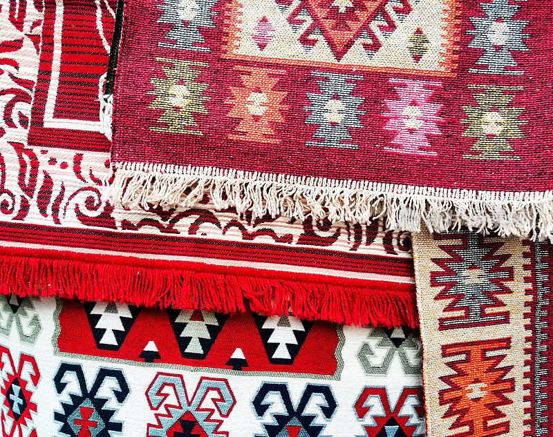 近距离的手工编织的彩色波斯地毯和地毯在市场上出售