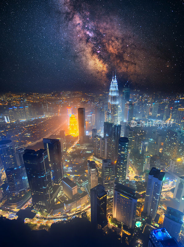 从空中俯瞰吉隆坡，马来西亚。城市的商业摩天大楼，夜晚的市中心和天空中的银河