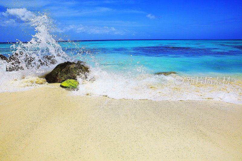海浪溅在岩石-田园诗岚热带绿松石海滩，阿鲁巴-阳光蓝色泻湖，夏天的天堂，荷属安的列斯群岛，加勒比海蓝色的海