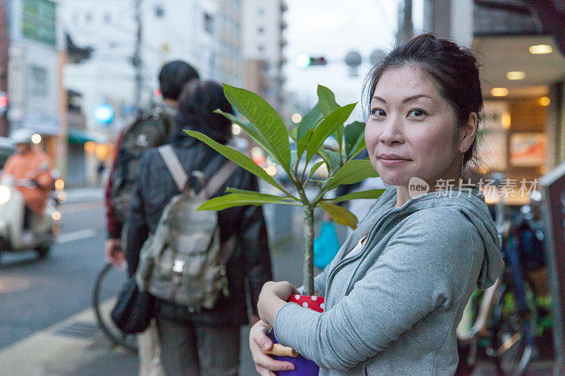 女人带着植物