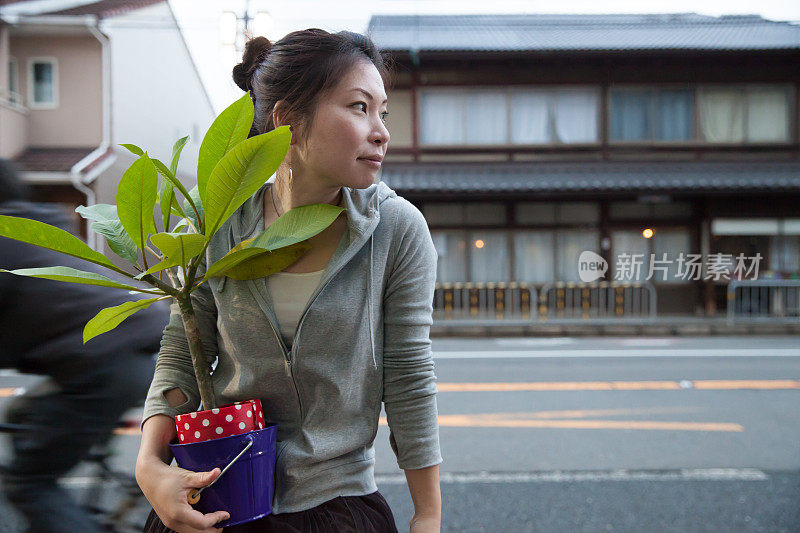 女人带着植物