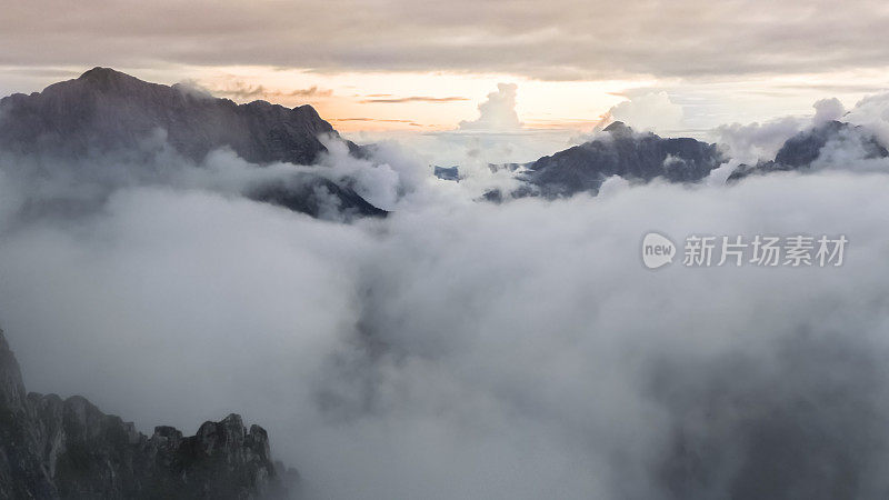 日落时的云景