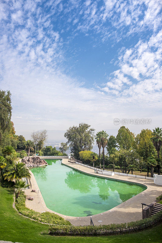 智利圣地亚哥的大都会公园里的游泳池