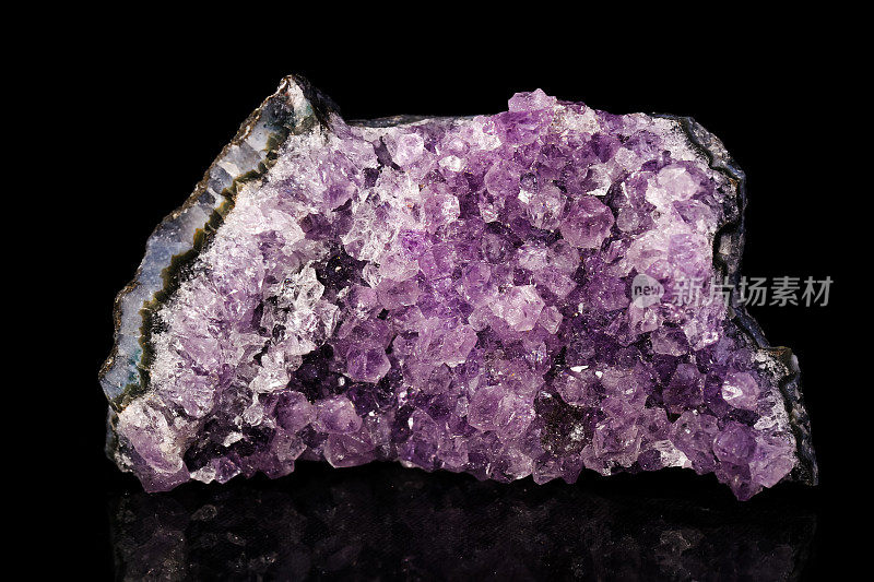 黑色背景上的紫水晶石英矿物