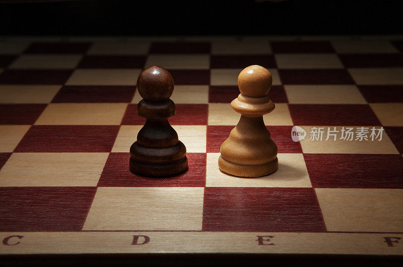 木制国际象棋。黑白卒。