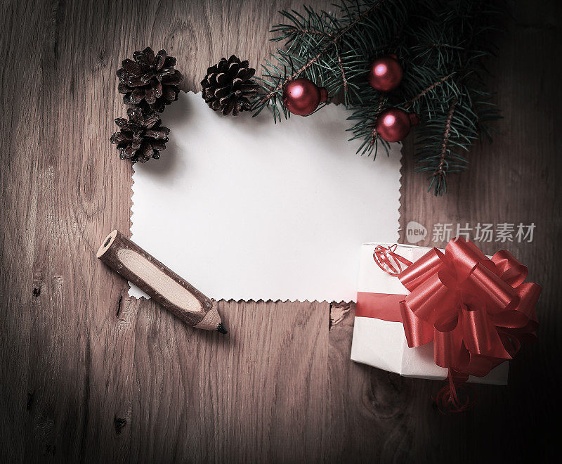 空白的圣诞卡和一个装有圣诞背景礼物的盒子