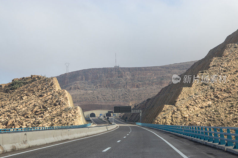 沥青两车道公路挖成小山