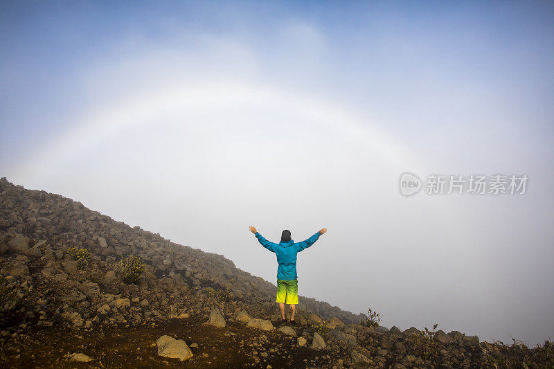 登山者在山顶庆祝成功。