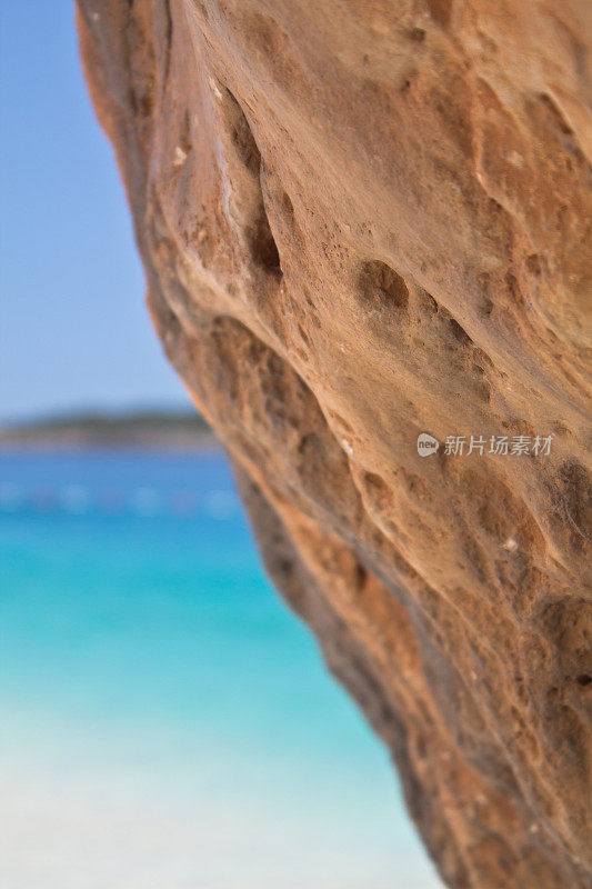 近距离的岩石墙与海景，卡普塔斯海滩，土耳其