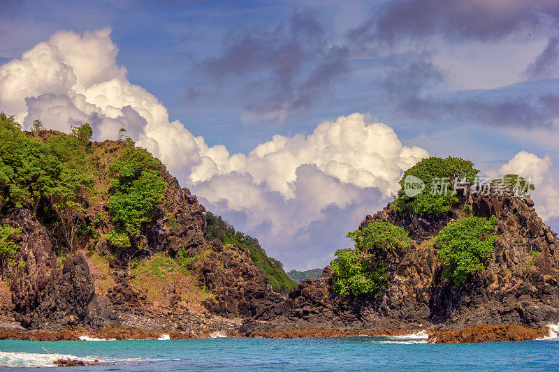 费尔南多·迪诺罗尼亚拥有大海、高山和天空，令人惊叹的风景。