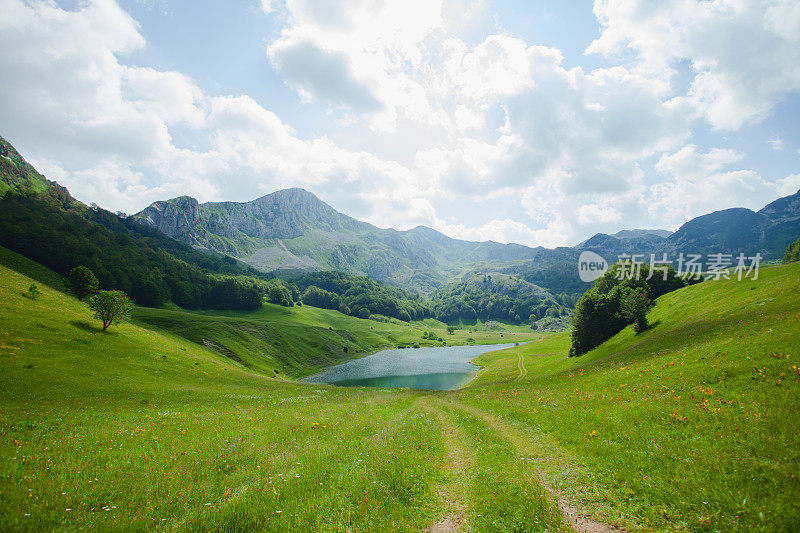 高山中有冰川湖的乡村公路