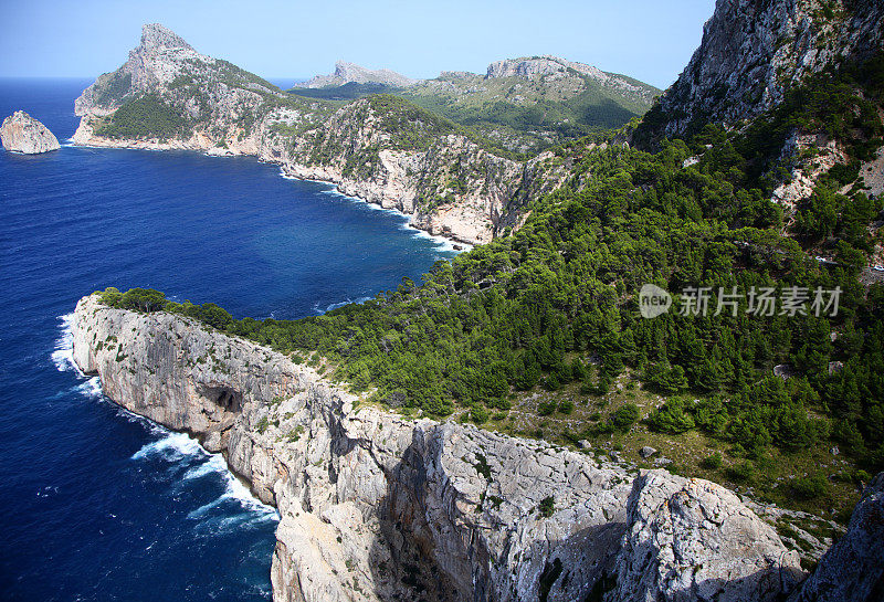 马略卡岛海岸线和日出