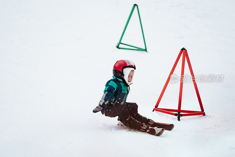 滑雪的男孩