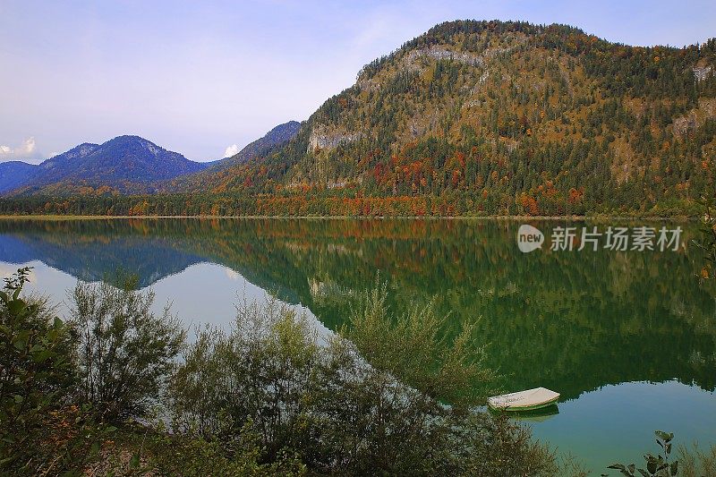 游船上的Sylvensteinsee湖反射和高山景观在秋天-巴伐利亚阿尔卑斯