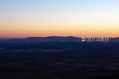 从松德山山顶俯瞰澳大利亚沙漠景观，令人惊叹的日出