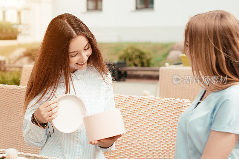 惊讶的年轻女子打开了一份礼物