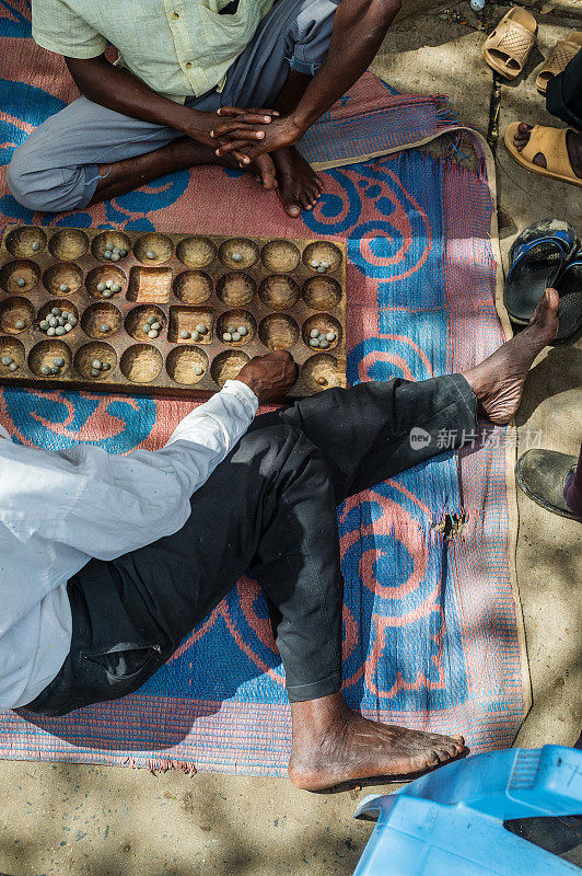 激烈的包游戏是由非洲人在市场地板上玩;享受娱乐活动