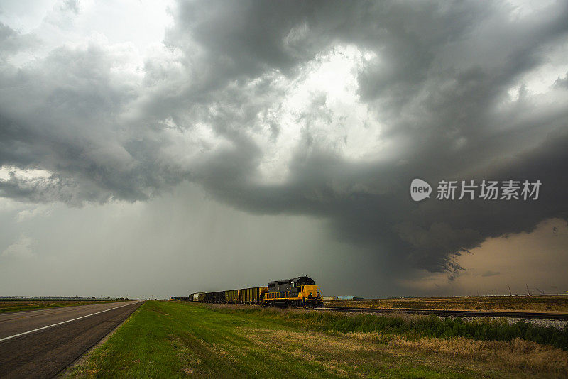 严重的雷暴加上暴雨和冰雹即将袭击堪萨斯农村地区的火车