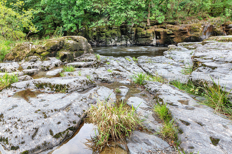 迪河和岩石，威尔士兰戈伦