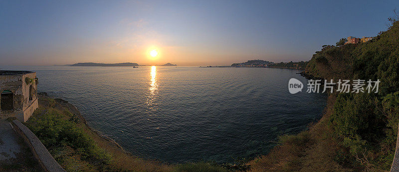 房屋坐落在美丽的岩石海岸上