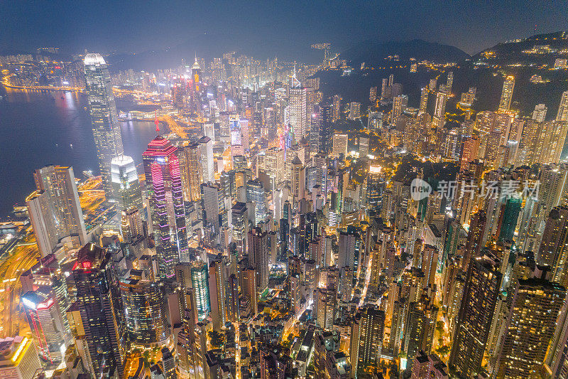 鸟瞰图的香港城市天际线和维多利亚港日落在中国